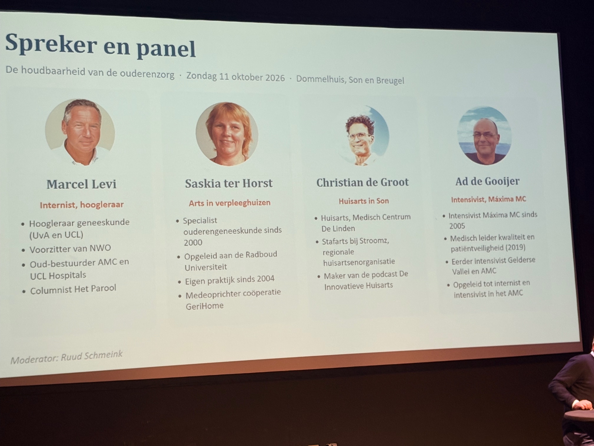 Dia met spreker en panel van de middag