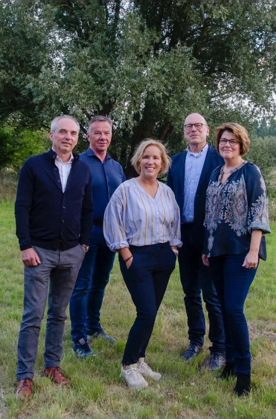 Het kernteam van Rouwen en Vieren Son en Breugel, met Lucie Schers, Bert-Jan van Dinter, Martien Merks, Eric Schauwaert en Karin Schauwaert, in het veld