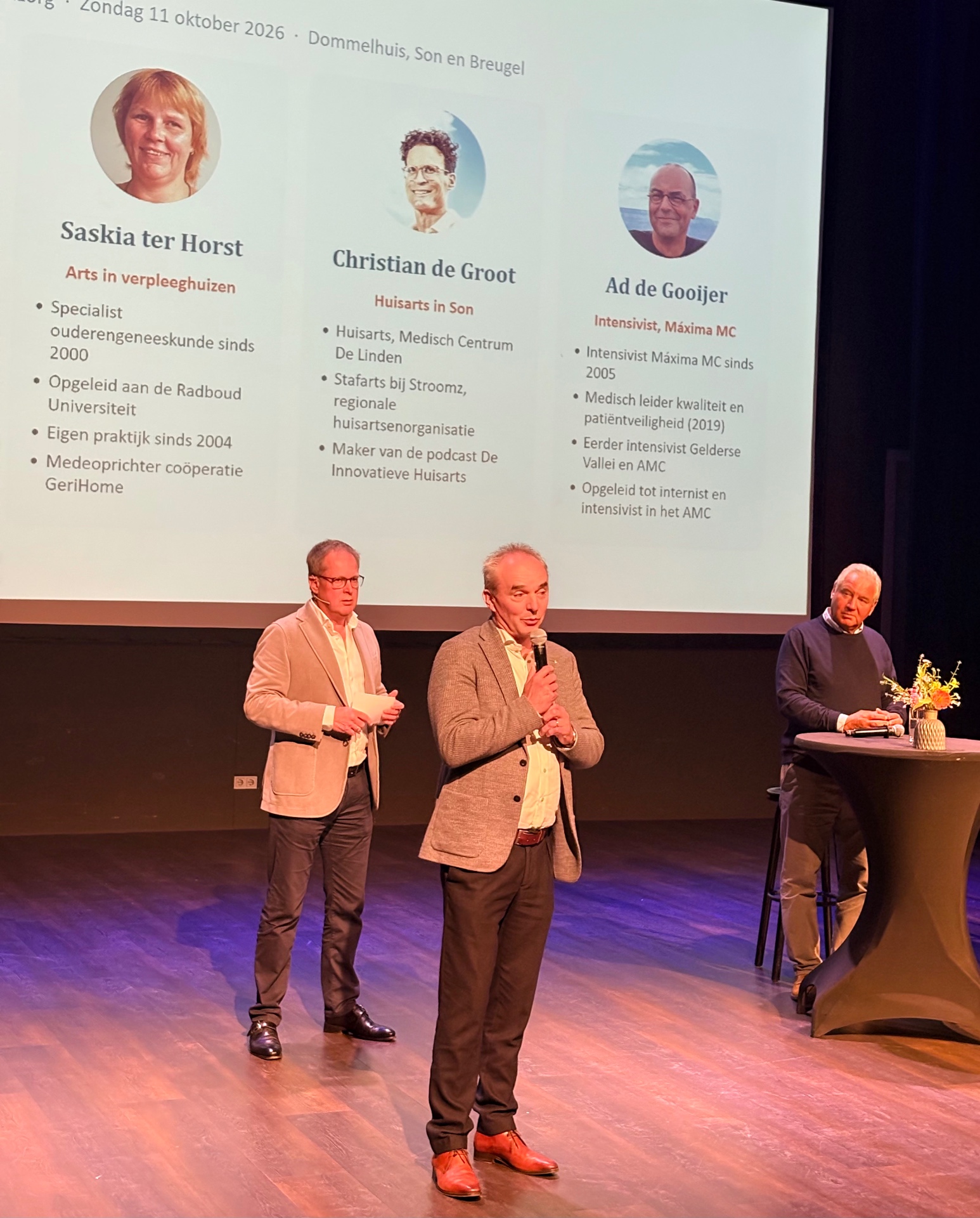 Introductie van het panel op het podium