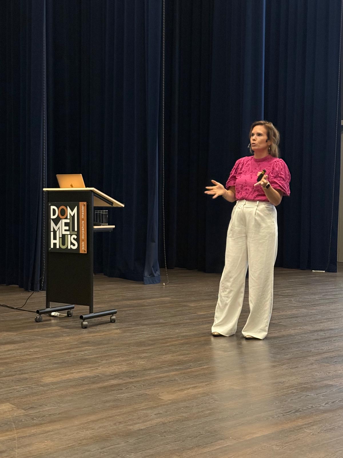 Lezing over rouw in het Dommelhuis, spreker bij het spreekgestoelte