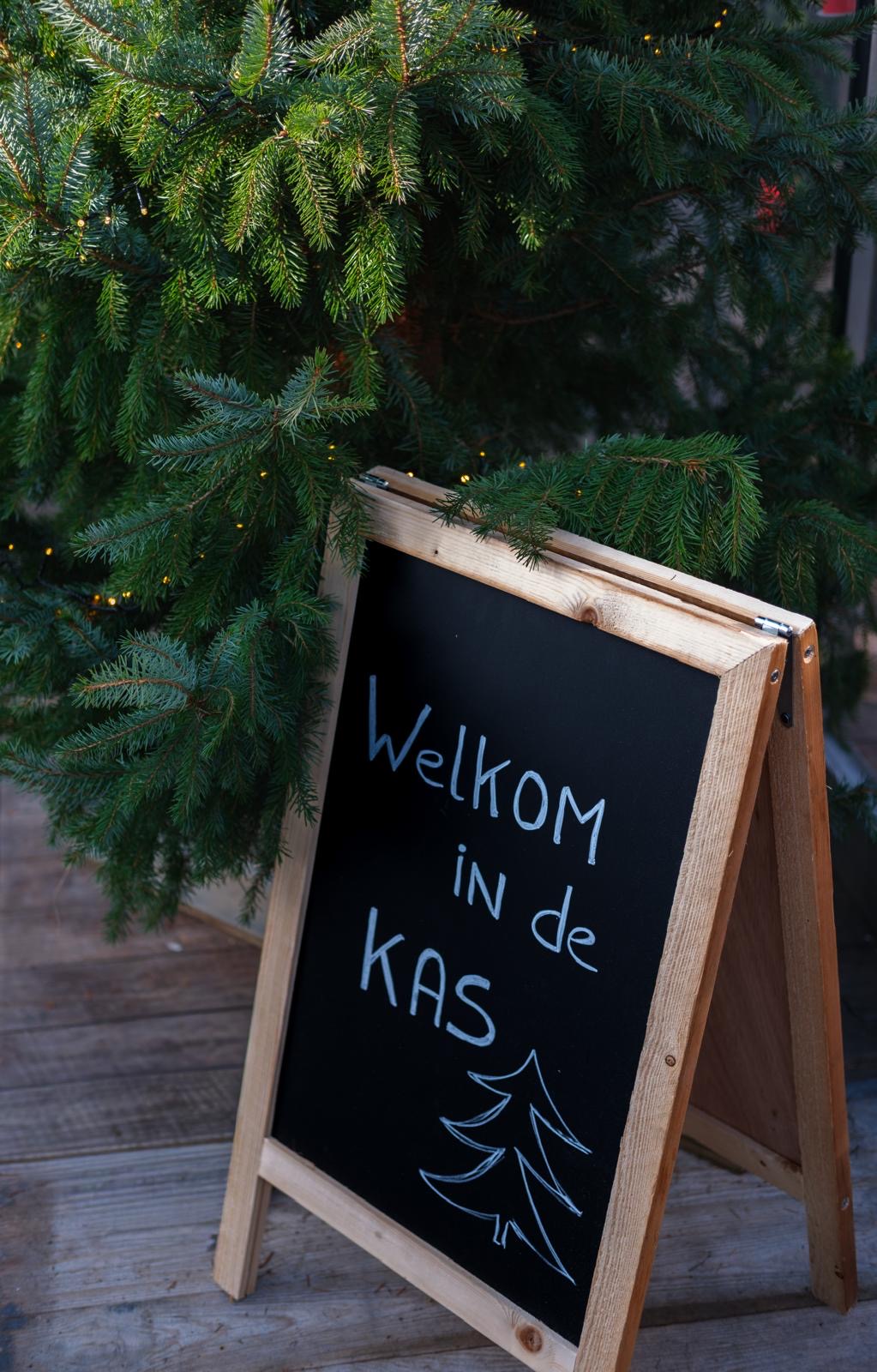 Krijtbord met Welkom in de Kas onder de kerstboom