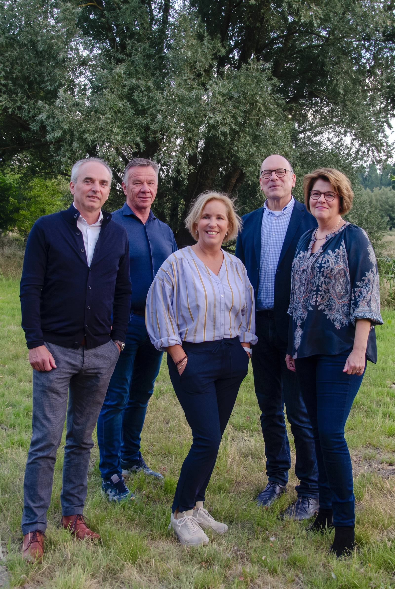 Het kernteam van Rouwen en Vieren Son en Breugel, met Lucie Schers, Bert-Jan van Dinter, Martien Merks, Eric Schauwaert en Karin Schauwaert, in het veld