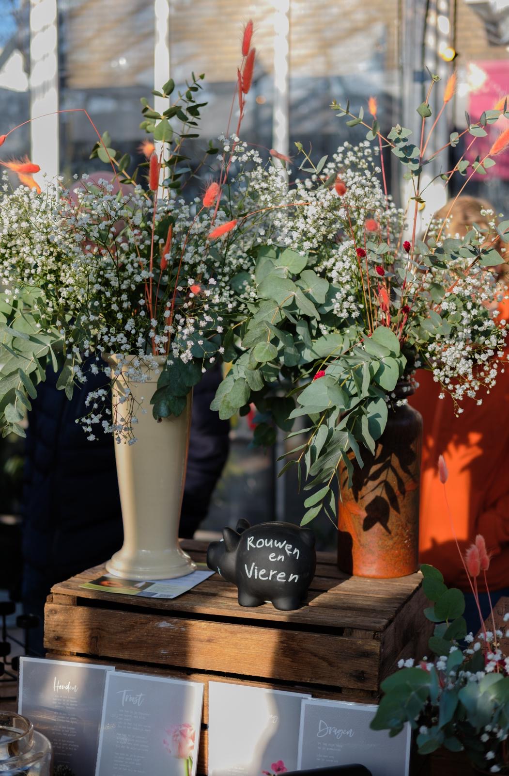 Bloemen en het spaarvarken van Rouwen en Vieren